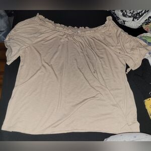 Womens dressy shirt. Scrunch details on neckline and arms. Size XL.